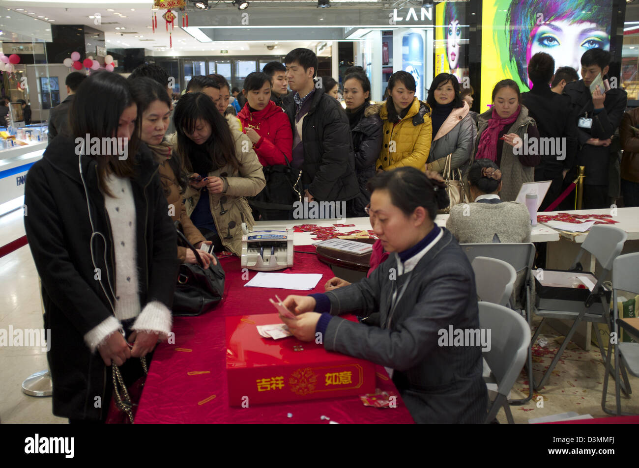 Chinesische Verbraucher warten Sie an der Verlosung in einem Einkaufszentrum in Nanchang, Jiangxi Provinz, China. 14. Februar 2014 Stockfoto