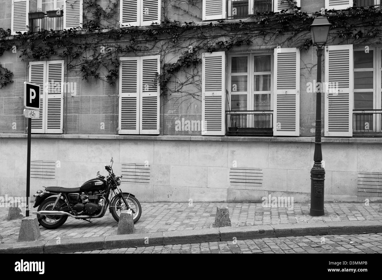 Ein Motorrad geparkt auf dem Bürgersteig in der malerischen Viertel Montmartre in Paris, Frankreich. Stockfoto