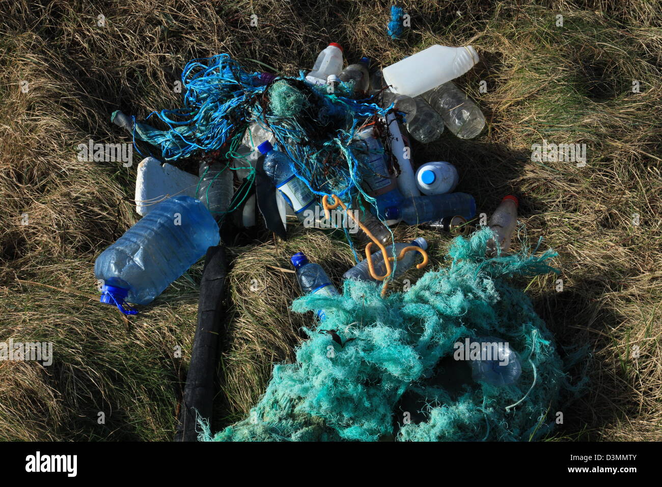 große Mengen an Kunststoff Seil und Flaschen liegend an der irischen Atlantikküste Stockfoto