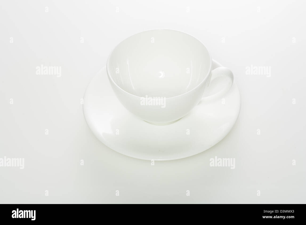 Kaffee, Tasse Kaffee, Cappuccino, Tasse, isoliert, Getränk, weißer Hintergrund, Wärme, Einzelobjekt, Untertasse, duftenden, niemand, O isoliert Stockfoto