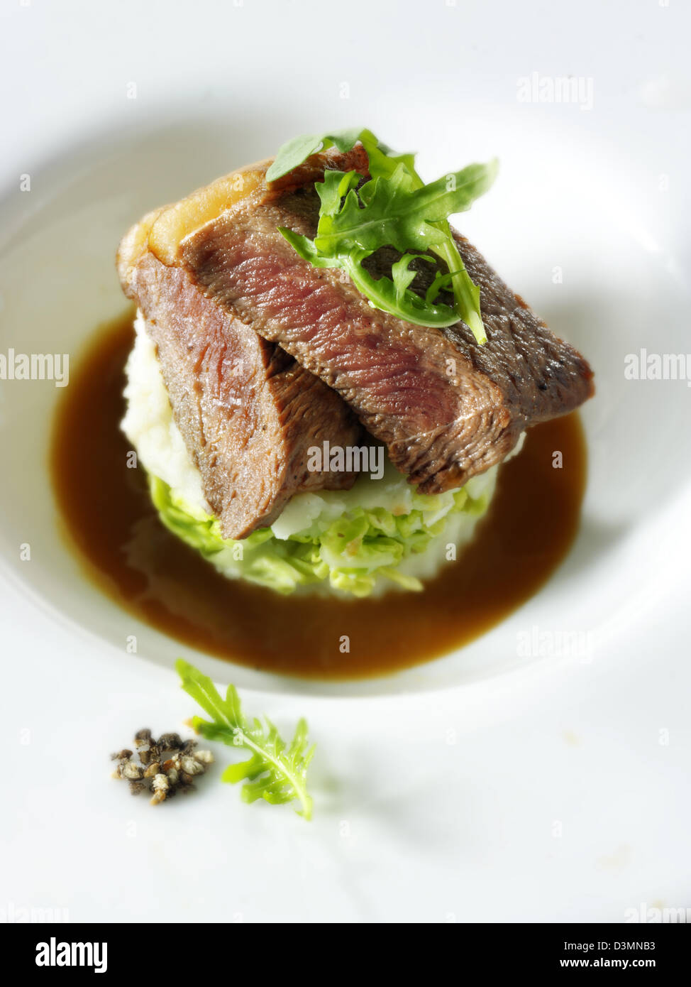 Sirloin-Steak & Salat Stockfoto