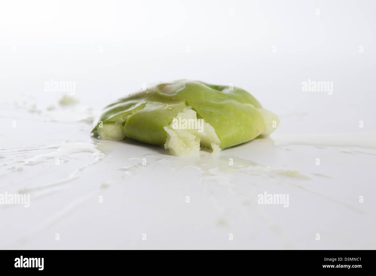 Einen Apfel gequetscht. Obst auf weißem Hintergrund Stockfoto