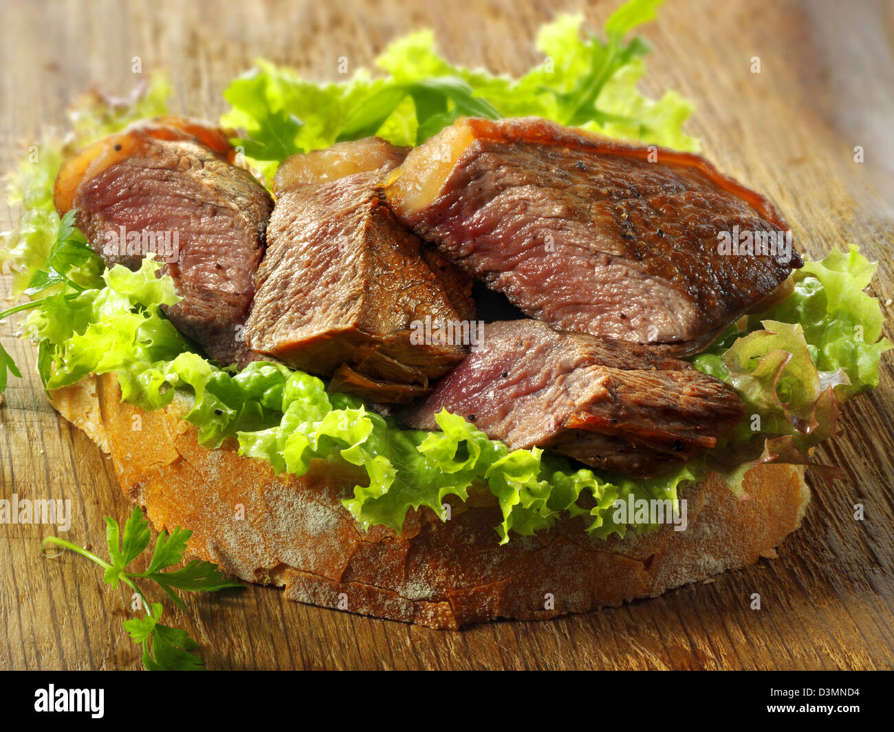 Sirloin Steak Sandwich & Salat Stockfoto
