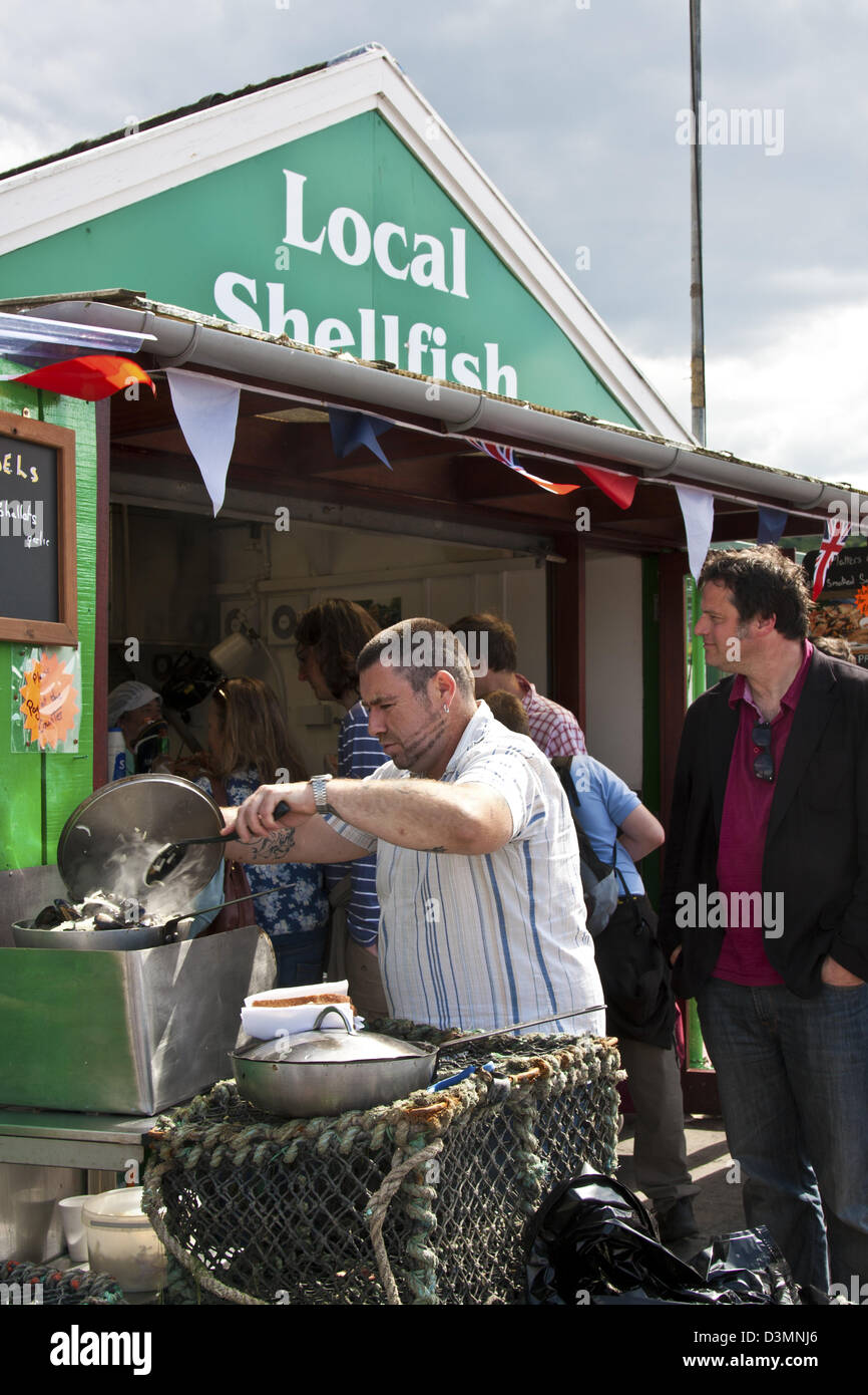 Oban, Schottland, Kai Essen alfresco auf der Stadt-Werft von Oban. Meeresfrüchte, Krabben, Garnelen, Stockfoto