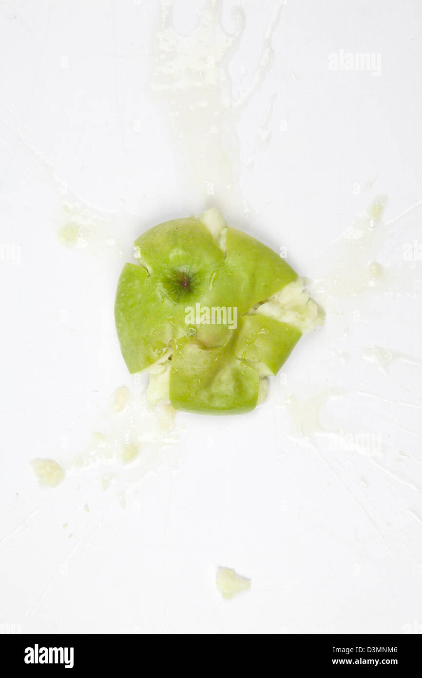 Blick hinunter auf einen gequetschten Apfel Stockfoto