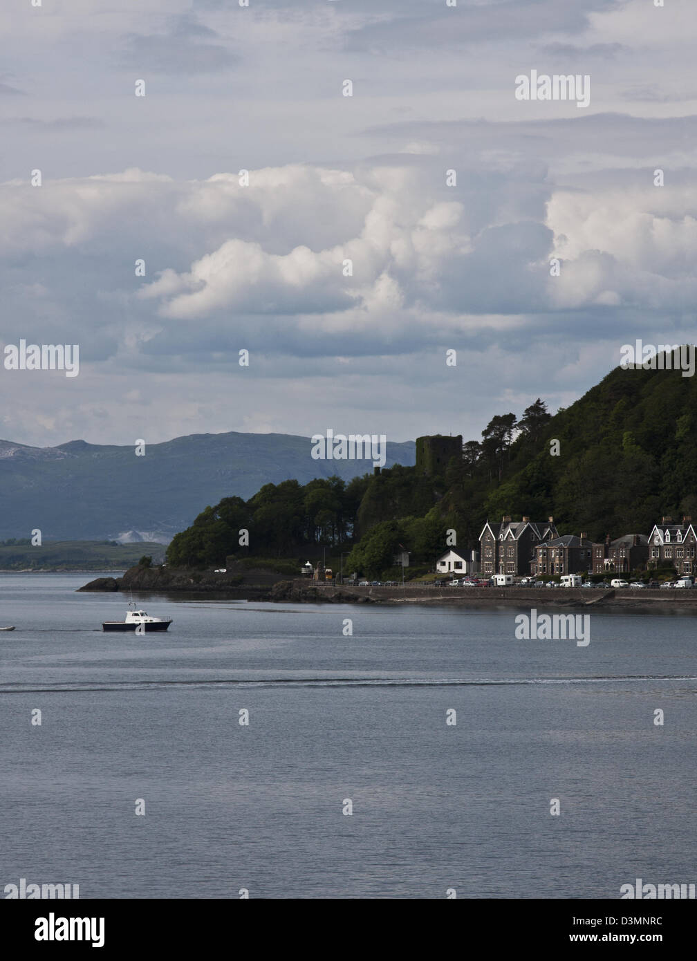 Oban, Schottland, die Uferpromenade Gebäude entlang der Promenade sitzen unter einer imposanten Hügel mit Blick auf den Hafen. Stockfoto