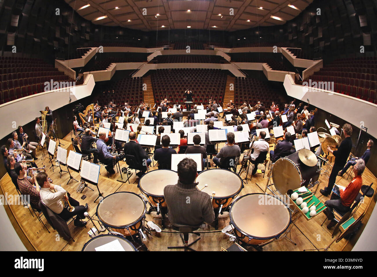 Der italienische Dirigent Riccardo Chailly dirigiert eine Probe mit seinem Orchester in das Gewandhaus in Leipzig, Deutschland, 19. Februar 2013. Das Auditorium wurde im Jahr 1981 eingeweiht und bietet eine Kapazität von 1,900 Sitze. Foto: Jan Woitas Stockfoto