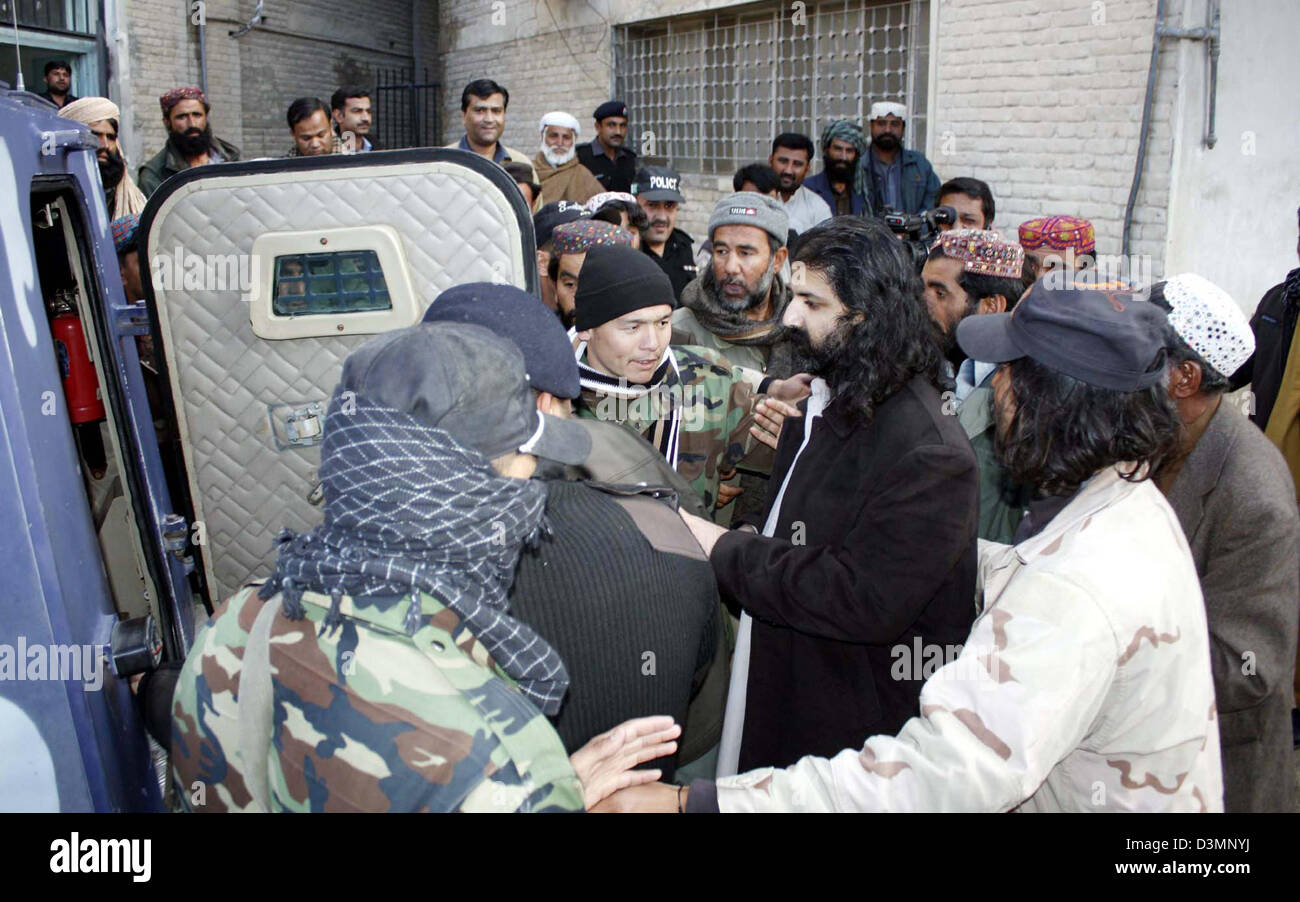 Dschemchori Watan Parteipräsident, Shahzain Bugti personelle sitzen gepanzerte Träger (APC) nach aus dem Gefängnis in Quetta am Donnerstag, 21. Februar 2013 veröffentlicht. Eine niedrigere Gericht Balochistan veröffentlicht Dschemchori Watan Parteipräsident, Shahzain Bugti und seine Leibwache im Einzelfall illegale Waffe. Am 22. Dezember 2010 nahmen Sicherheitskräfte Shahzain Bugti, Beschlagnahme von schweren Waffen und Munition aus seinem Konvoi an eine Strassensperre in Quetta. Stockfoto