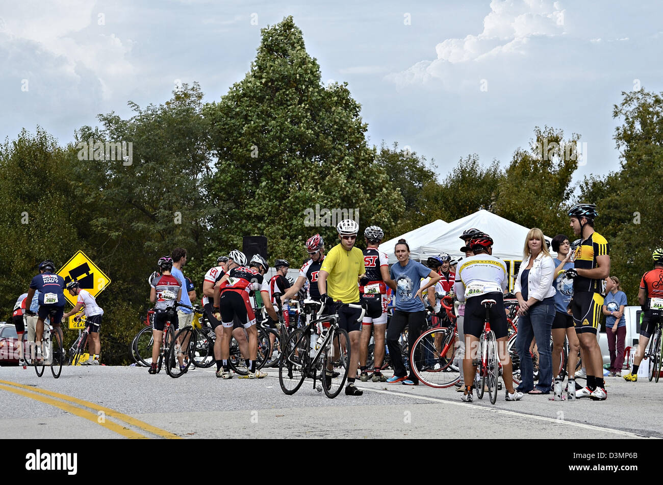 Eine Gruppe von Fahrern, freiwillige und andere bei einem Sag Halt auf einem Berggipfel während der 6 Lücke Jahrhundert Fahrradtour. Stockfoto