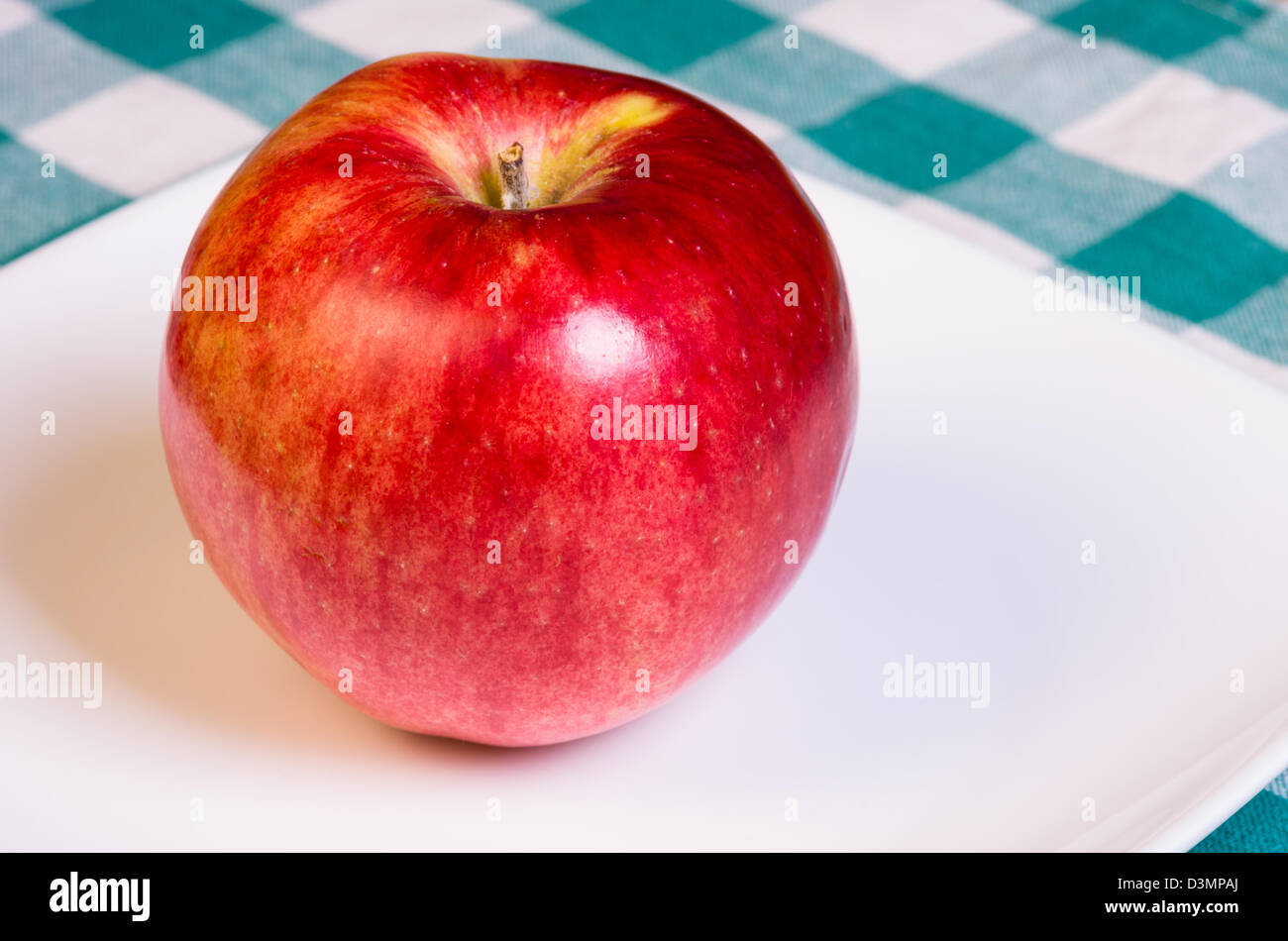 Einen frischen Tokyo Rose Apfel auf einem weißen Teller Stockfoto