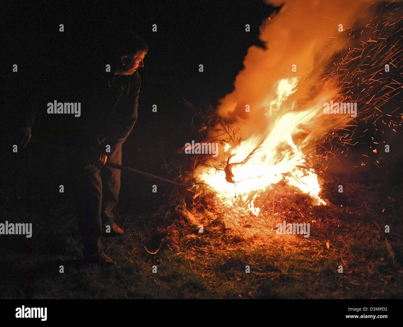 Ein Garten Lagerfeuer - verbrennen von Gartenabfällen Stockfoto