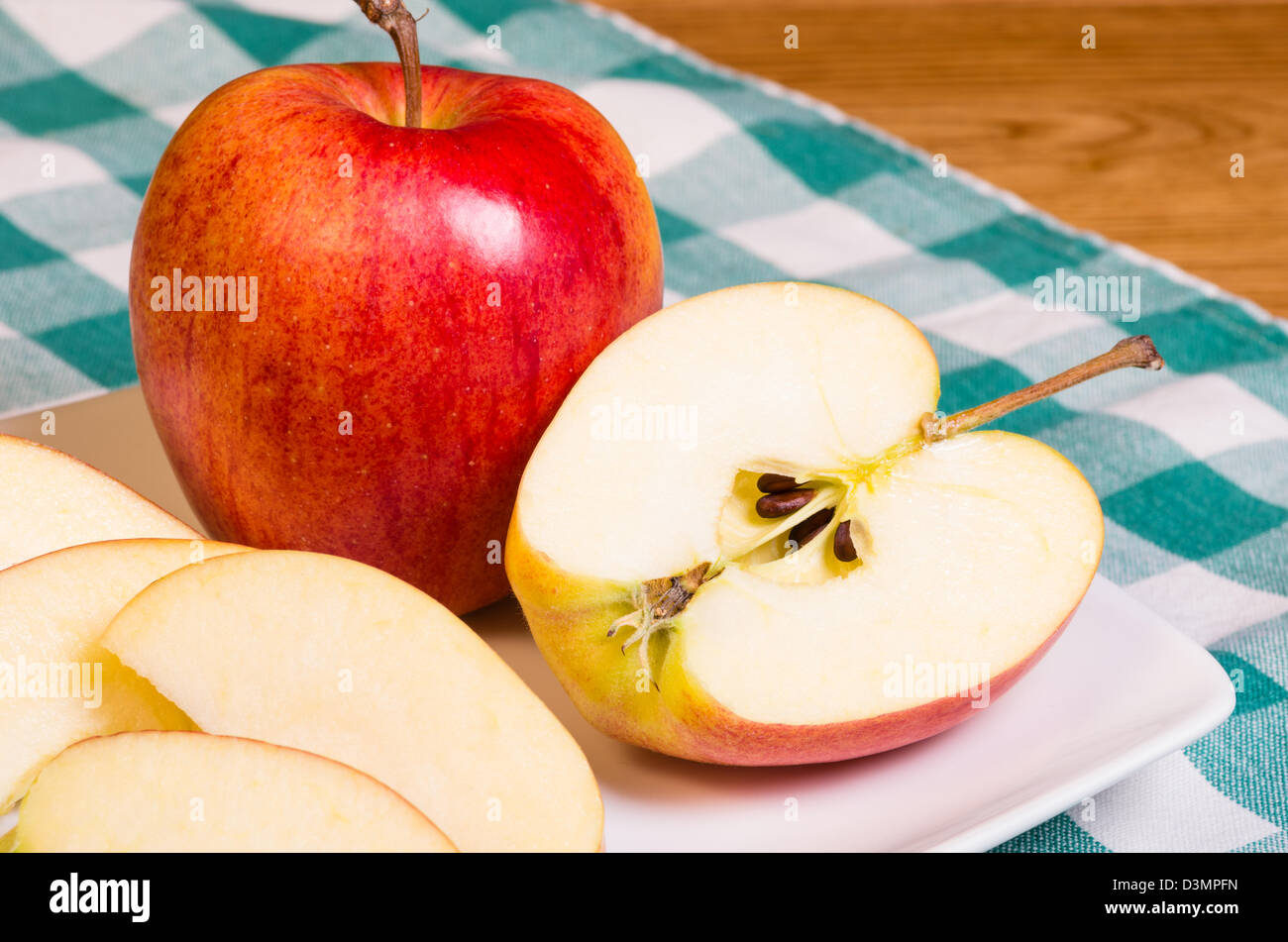 Gala Apfel in Scheiben geschnitten auf einem weißen Teller Stockfoto