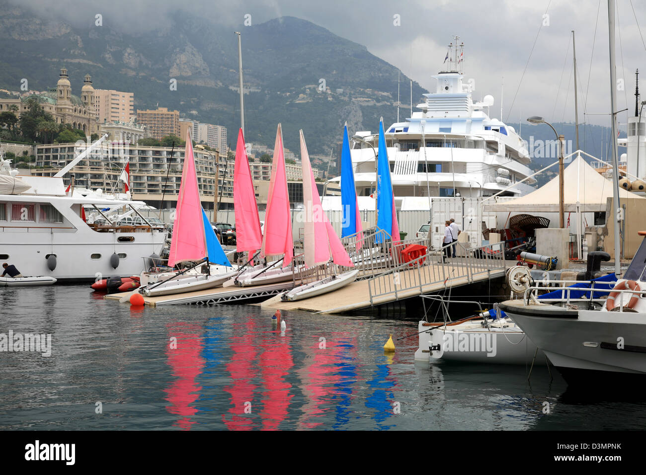 Bunten Segeln in den Hafen von Monaco, Monte Carlo Stockfoto