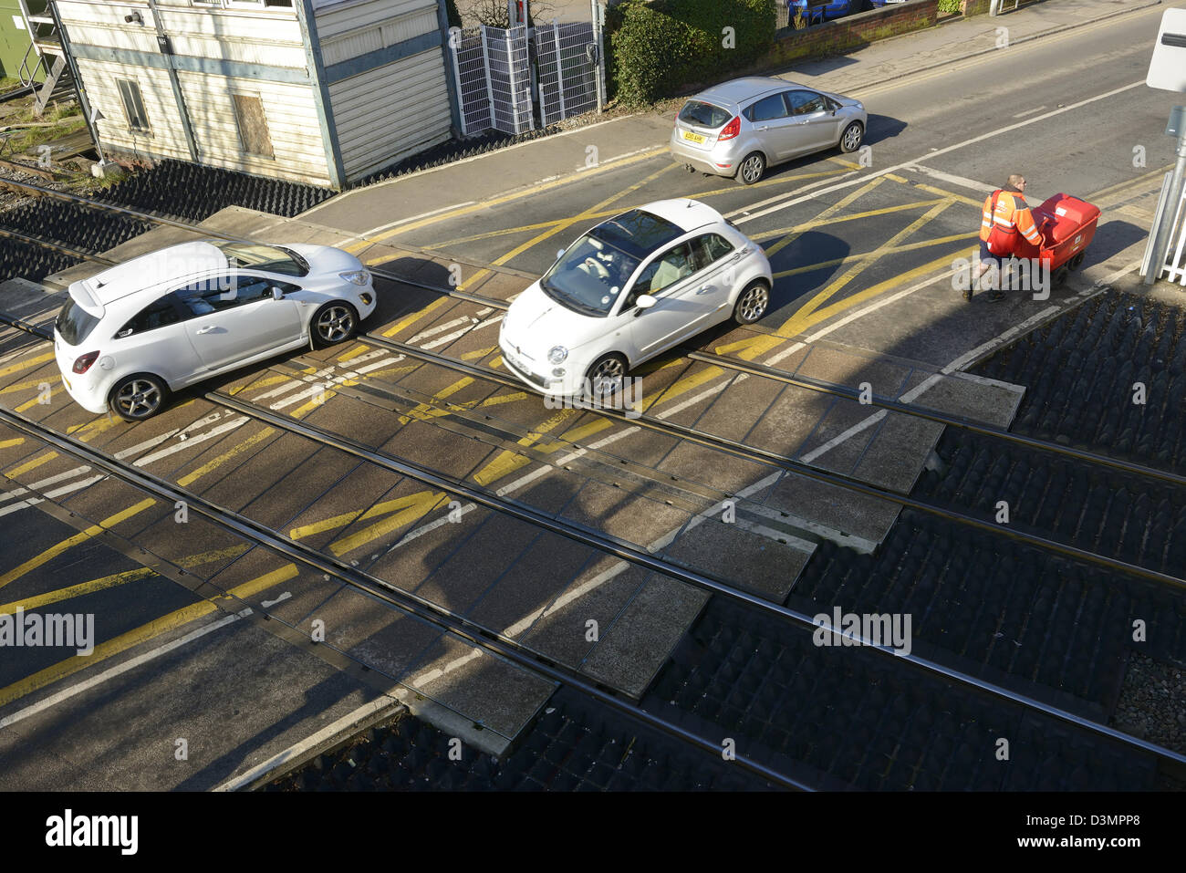 Verkehr fahren über die Gleise der Bahnübergänge Stockfoto