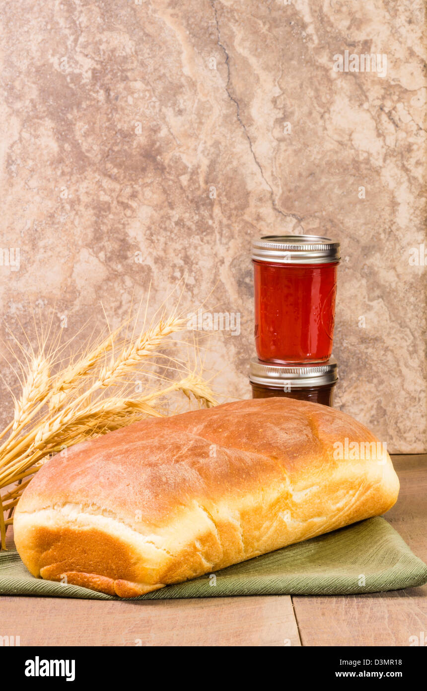 Ein Laib Brot mit ein Glas Gelee Stockfoto