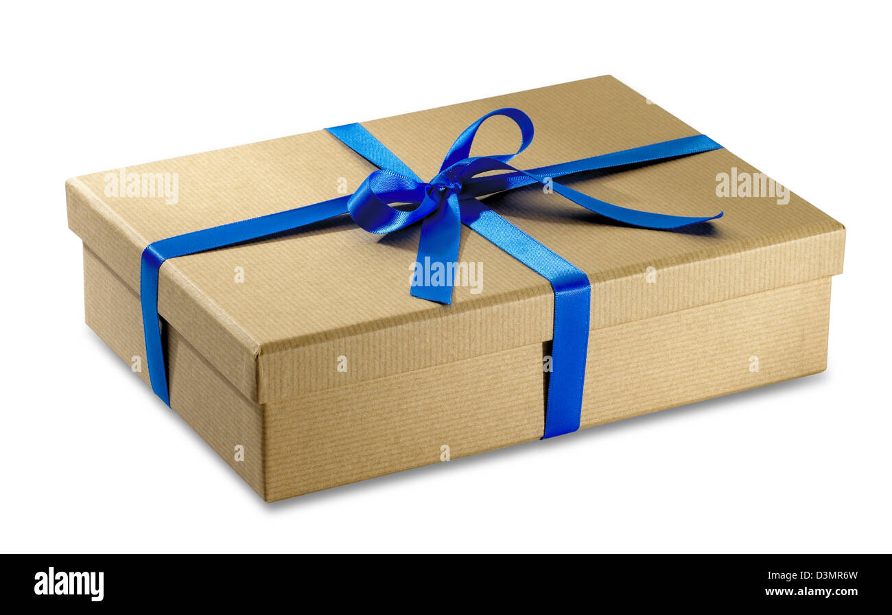 Packpapier Paket Geschenk präsent mit blauem Band isoliert auf weiss mit Beschneidungspfad Stockfoto