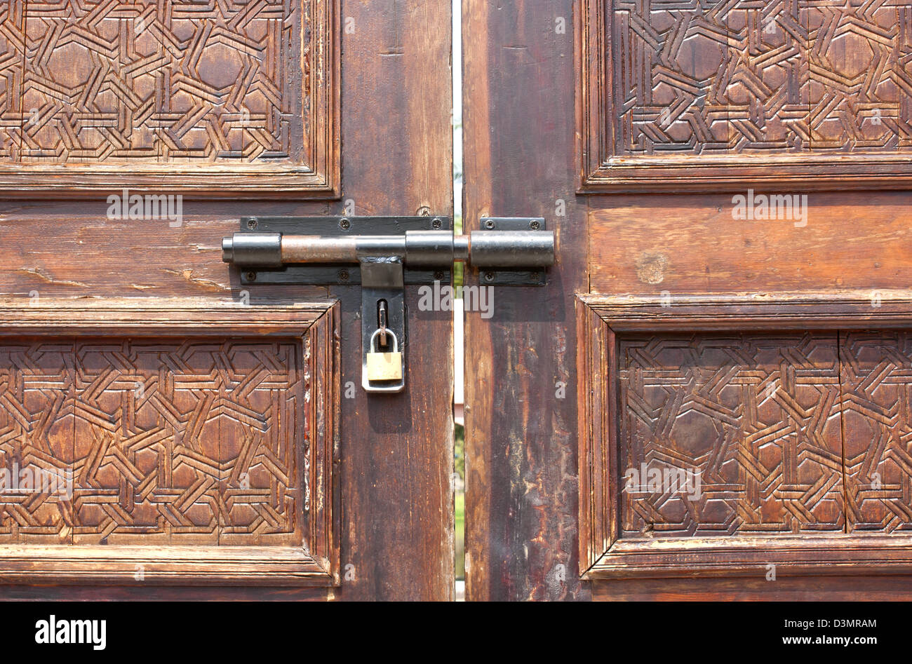 geschlossener Tür, rostig, Zapfen, Bolzen, Schlüssel, Holz, alt, Schloss,  groß, große Stockfotografie - Alamy