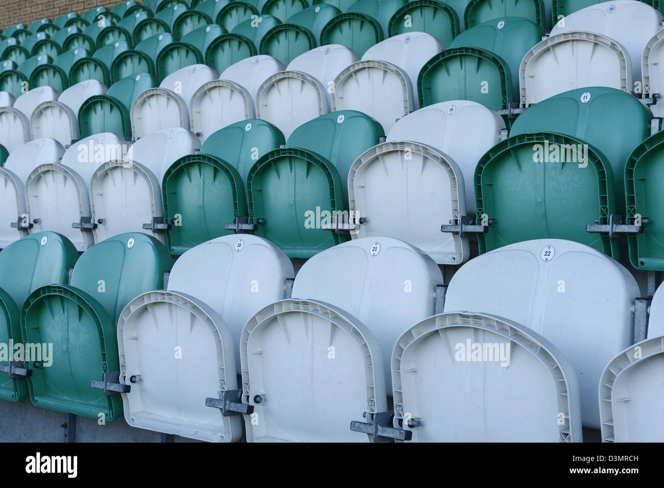 Weißen und grünen Kunststoff Stadionbestuhlung Stockfoto