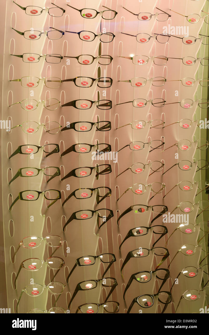 Gläser auf dem Display in einem Optiker Stockfoto