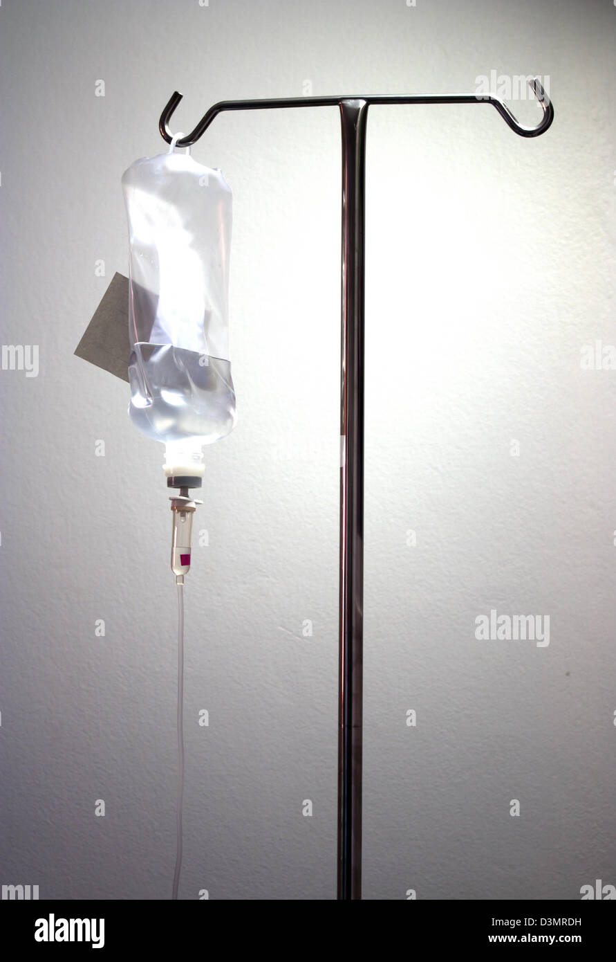 Infusionsflasche mit IV-Lösung auf weißem Hintergrund Stockfoto