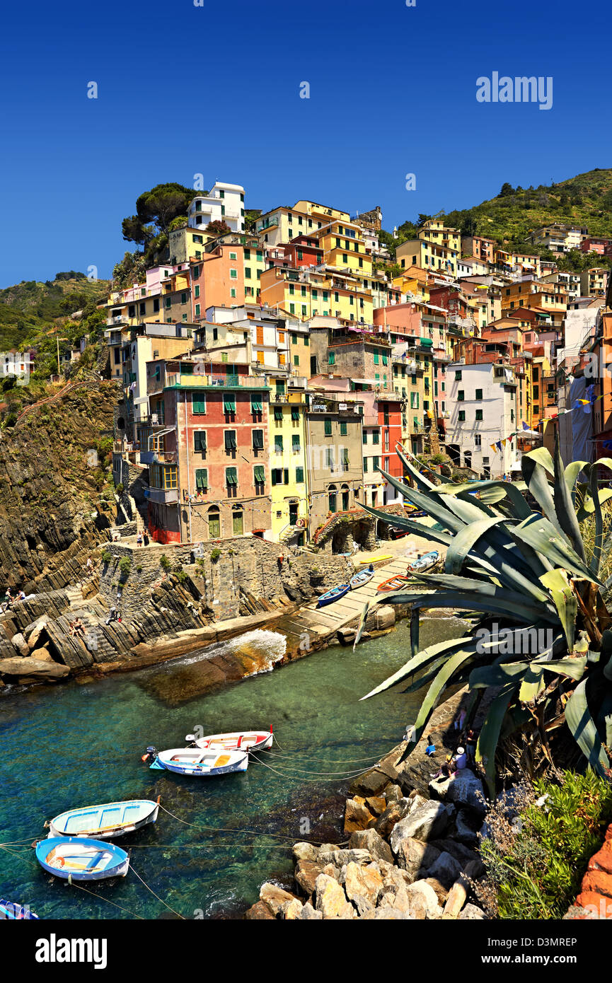 Foto von den bunten Häusern der Fischerei Hafen von Riomaggiore, Nationalpark Cinque Terre, Ligurien, Italien Stockfoto