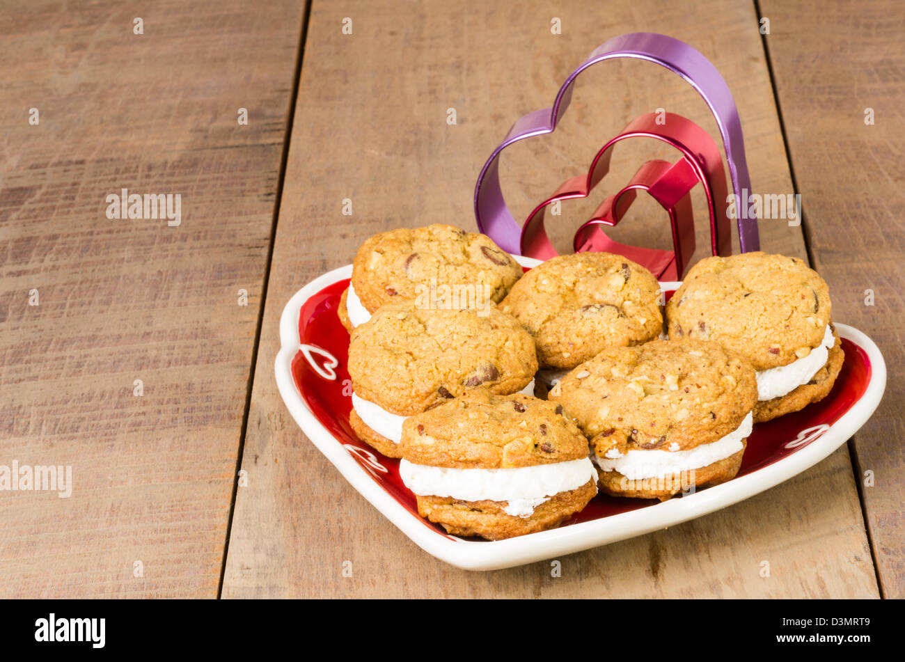 Cookie-Tablett mit Fräser und gefüllte Kekse in Herzform Stockfoto