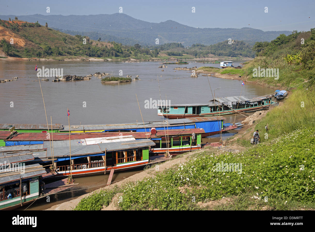 Hölzerne Longtail-Boote auf dem Mekong River in der Nähe von Huay Xai / Ban Houayxay, Bokeo, Laos, Südostasien Stockfoto