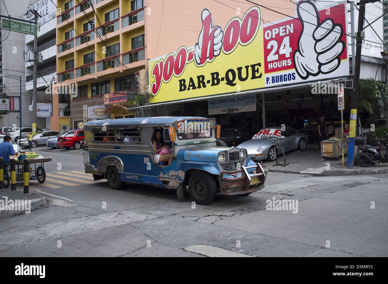 Jeepney in die Innenstadt von Makati Stockfoto