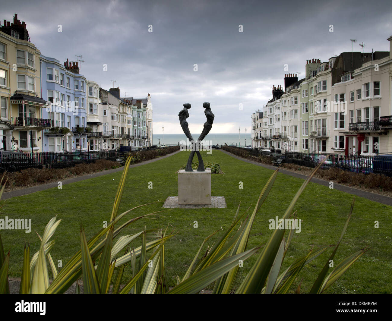 Neue Steine, Brighton, zeigen die Gärten und die Besetzung Bronzeskulptur AIDS Memorial von Roma Mark Bruce Stockfoto