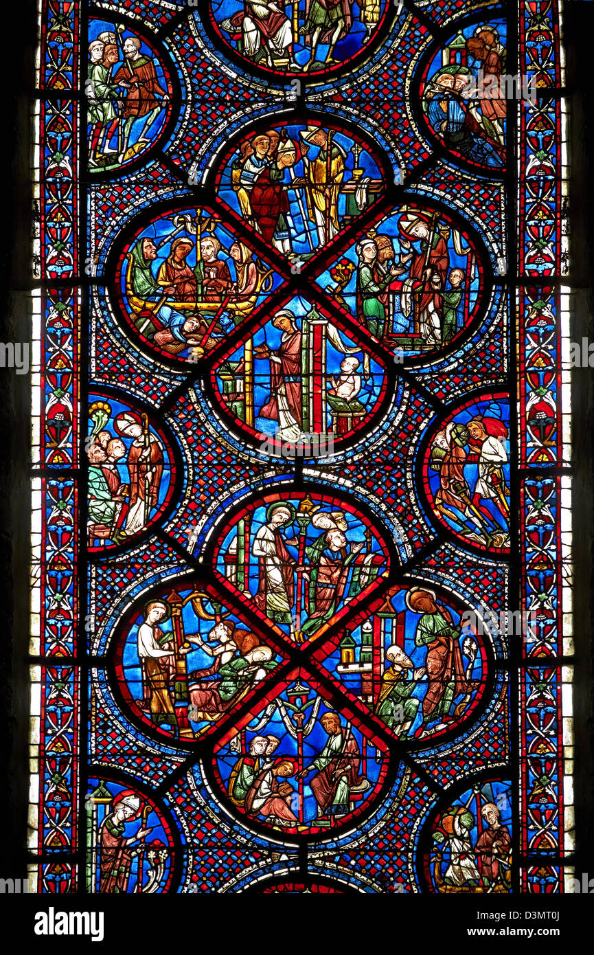 Mittelalterliche Glasmalerei-Fenster der gotischen Kathedrale von Chartres, Frankreich -, das Leben und die Wunder des Heiligen Nikolaus gewidmet. Stockfoto