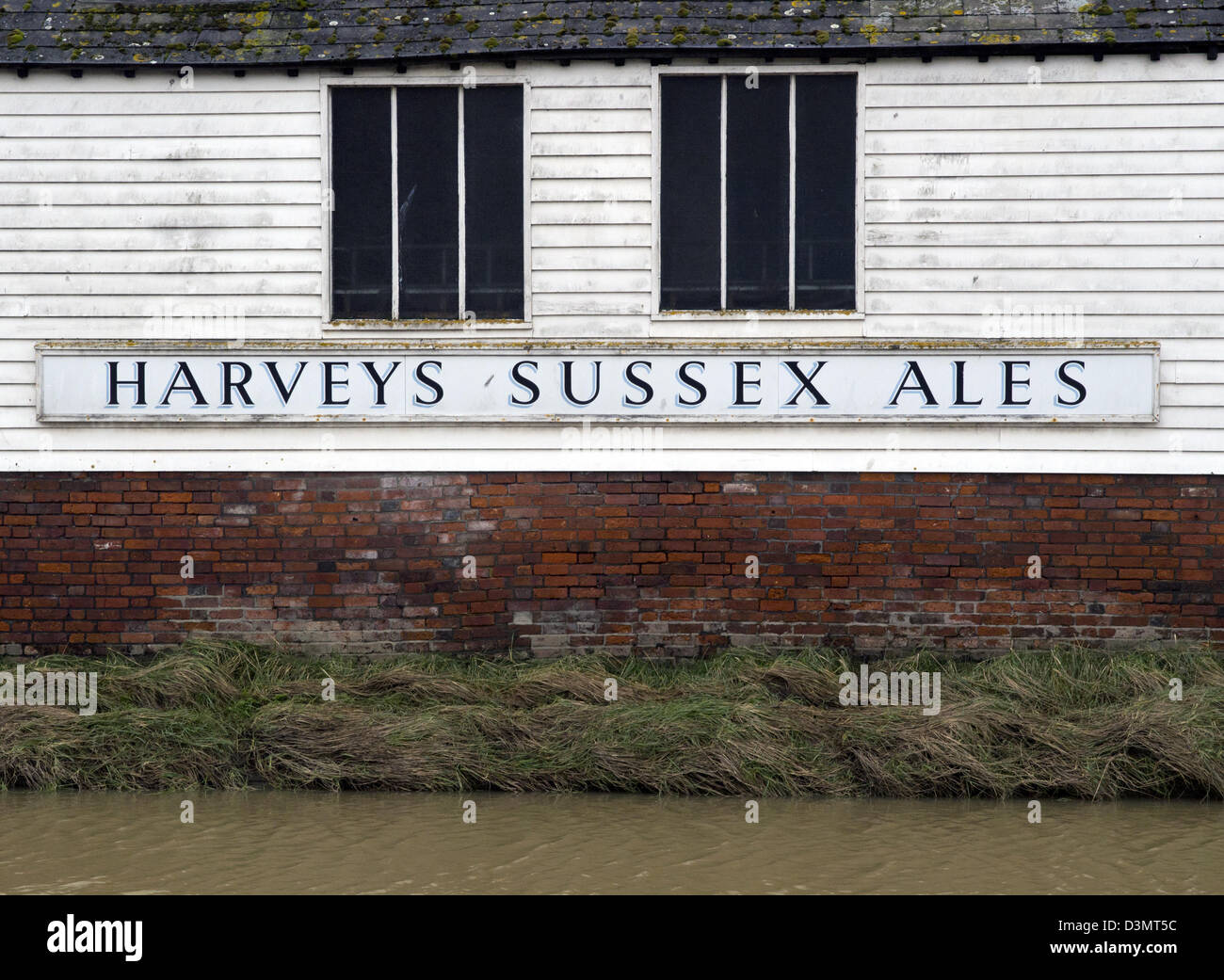 "Harveys" Brauerei Zeichen entlang dem Fluss Ouse in Lewes, East Sussex Stockfoto