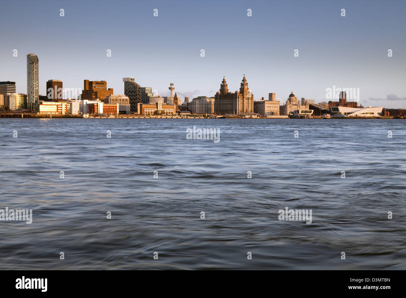 Liverpool am Wasser mit einem schönen warmen goldenen Glanz Stockfoto