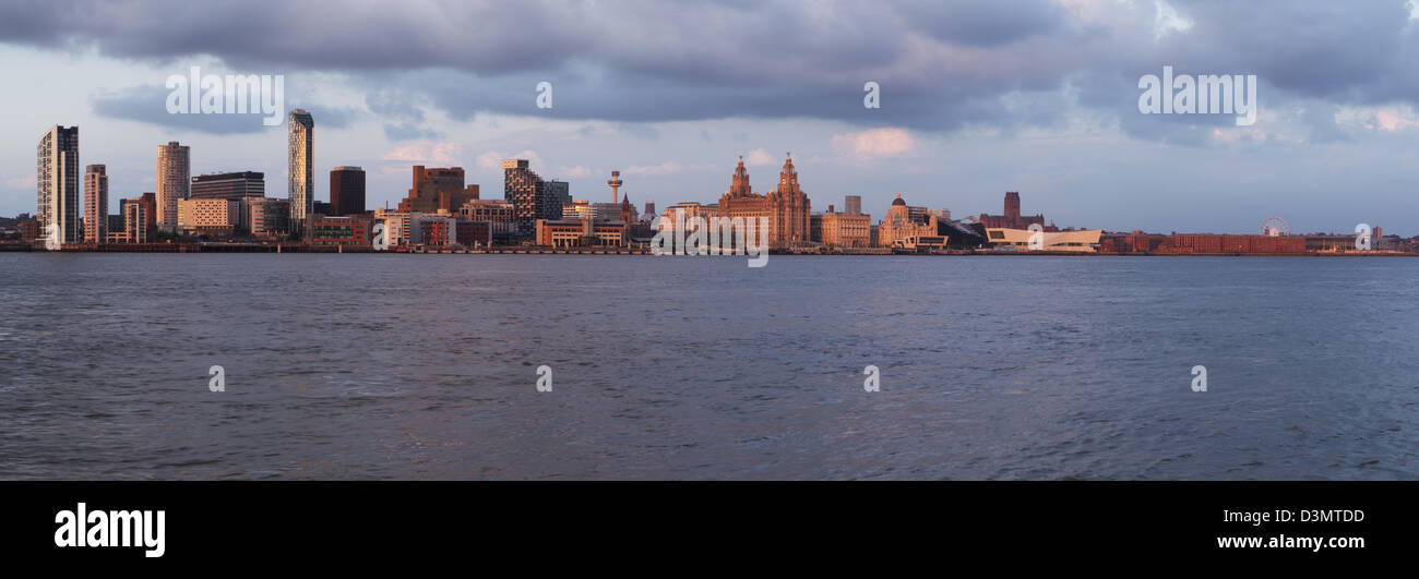 Liverpool am Wasser mit einem schönen Abend Leuchten Stockfoto