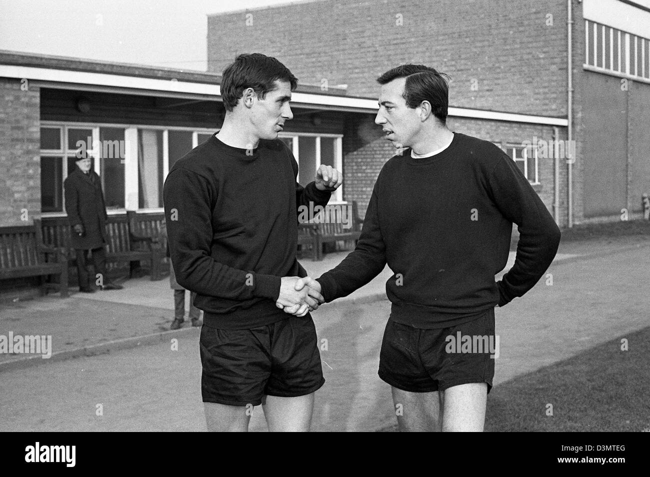 John Talbut begrüßt John Osborne zu West Bromwich Albion Football Club 1967 Stockfoto