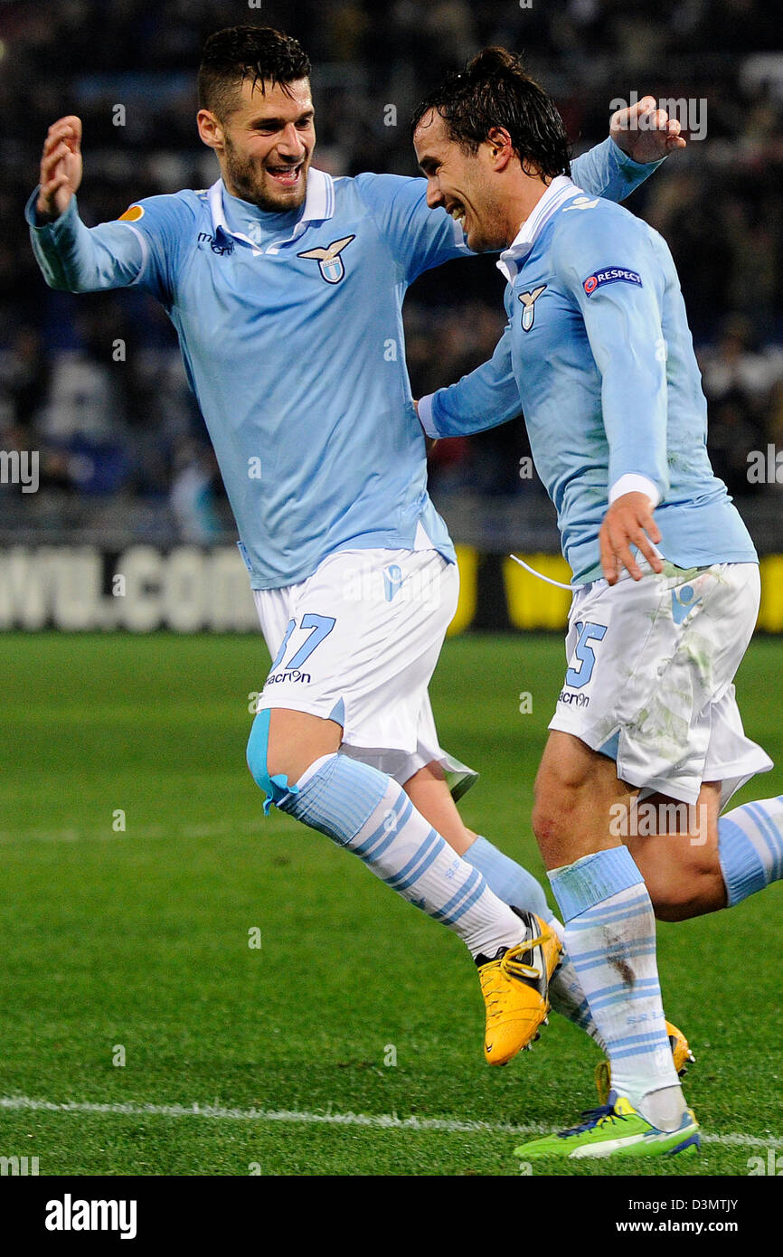 Rom, Italien. 21. Februar 2013. Lazio-Alvaro Gonzalez (R) feiert mit Lorik Cana nach seinem Tor das 2: 0 in der UEFA Europa League Runde der 32 zweite Bein-Fußballspiel zwischen Lazio Rom und Borussia Moenchengladbach im Olympiastadion in Rom, Italien, 21. Februar 2013. Foto: Marius Becker/Dpa Alamy Live News+++(c) Dpa Alamy Live News - Bildfunk +++ Stockfoto