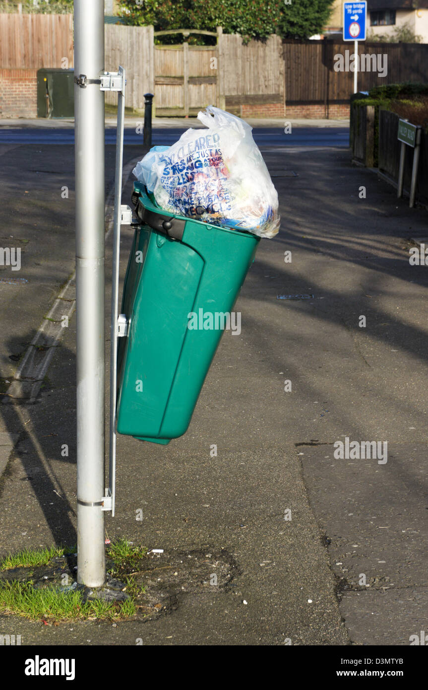 Eine volle Abfallbehälter an einem Laternenpfahl in Südlondon befestigt. Stockfoto