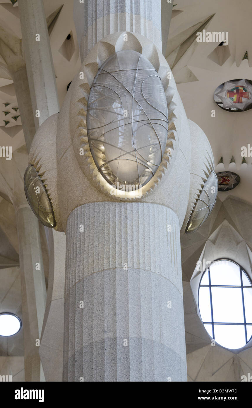 Detail einer Spalte oben in der Sagrada Familia von Modernista entworfen Architekt Antoni Gaudi. Barcelona Stockfoto