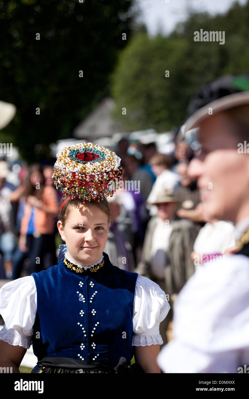 Sankt Margen, Deutschland, Mädchen in traditioneller Tracht mit Schaeppel als Kopfbedeckung Stockfoto