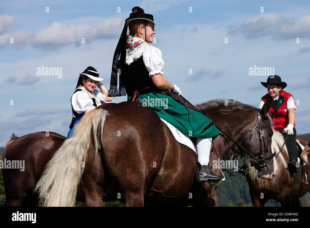 Sankt Margen, Deutschland, Reiter in Tracht auf dem Pferderücken Stockfoto