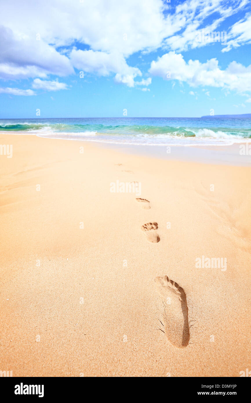 Strand Urlaub Reisekonzept Spuren Im Sand Am Schonen Sonnigen In Urlaub Ferien Unter Freiem Himmel Makena Beach Stockfotografie Alamy