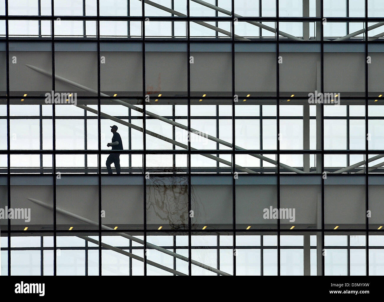 Einsamer Mann auf einer grafischen Gehweg an der Yale Cancer Center Stockfoto
