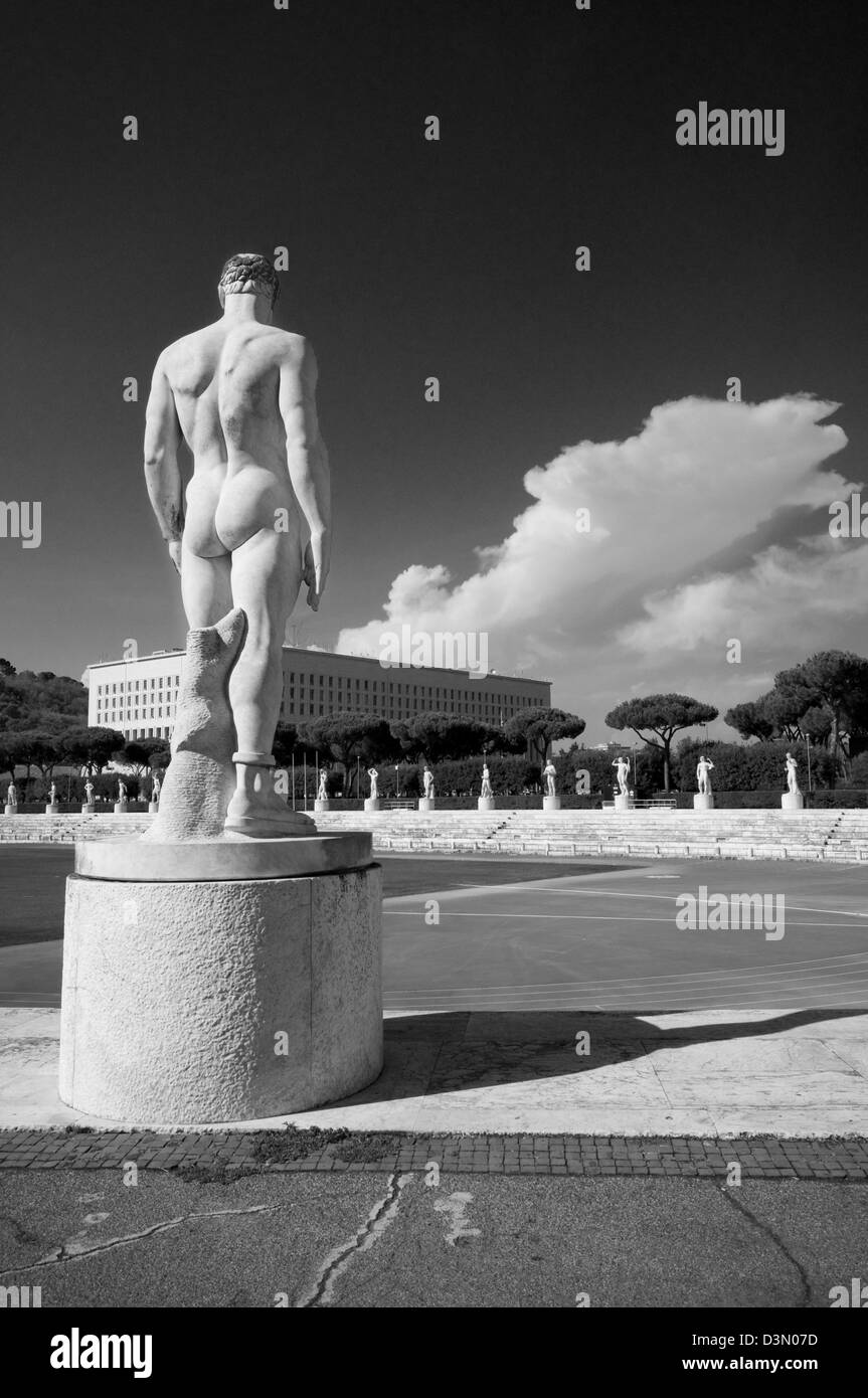 Italien, Latium, Rom, Foro Italico, Marmor-Statuen und dem Olympiastadion Stockfoto