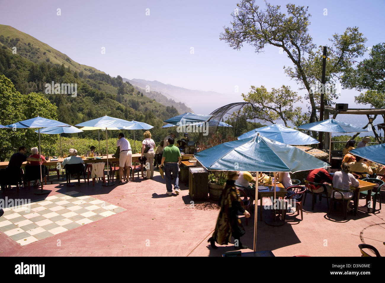 Die historische und allseits beliebten Restaurant Nepenthe nimmt eine Big Sur Klippe mit Blick auf den Pazifik, Kalifornien, USA Stockfoto