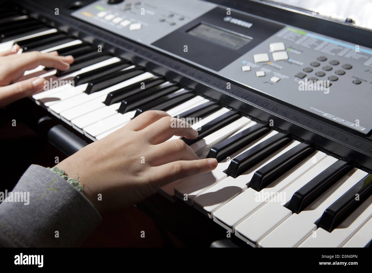 Teenager, die Wiedergabe von Musik über die Tastatur Stockfoto