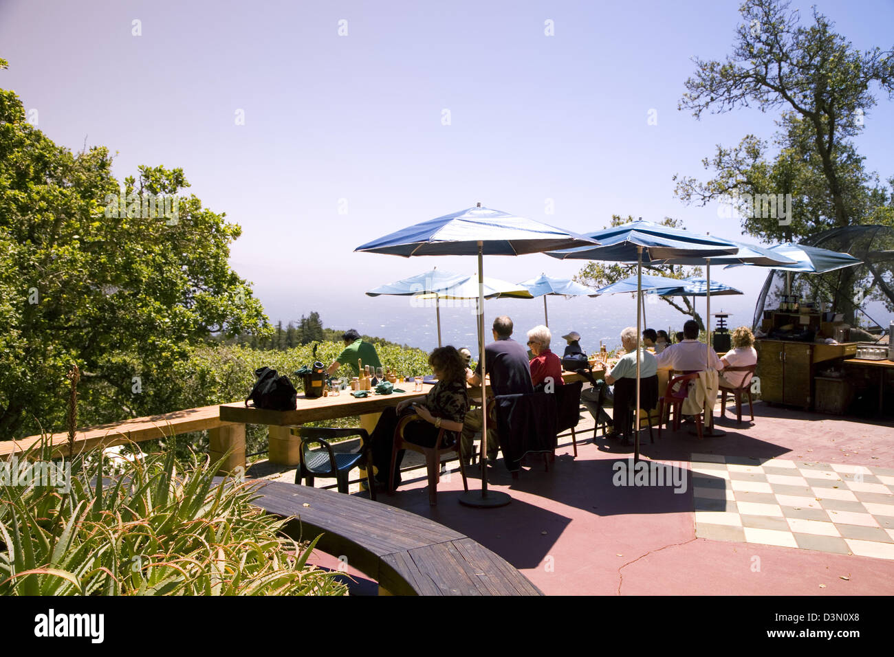 Die historische und allseits beliebten Restaurant Nepenthe nimmt eine Big Sur Klippe mit Blick auf den Pazifik, Kalifornien, USA Stockfoto