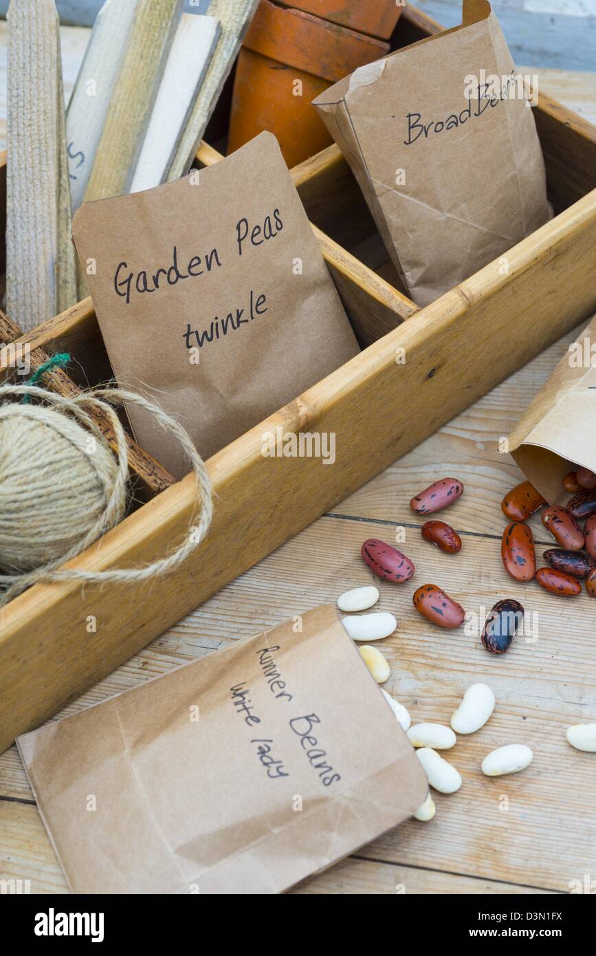 Blumenerde Bank Frühling Stillleben mit gespeicherten Samen hausgemachte Pakete und Garten Artikel Stockfoto
