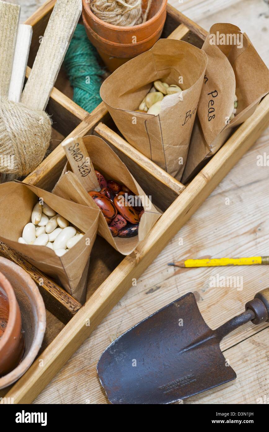 Blumenerde Bank Frühling Stillleben mit gespeicherten Samen hausgemachte Pakete und Garten Artikel Stockfoto