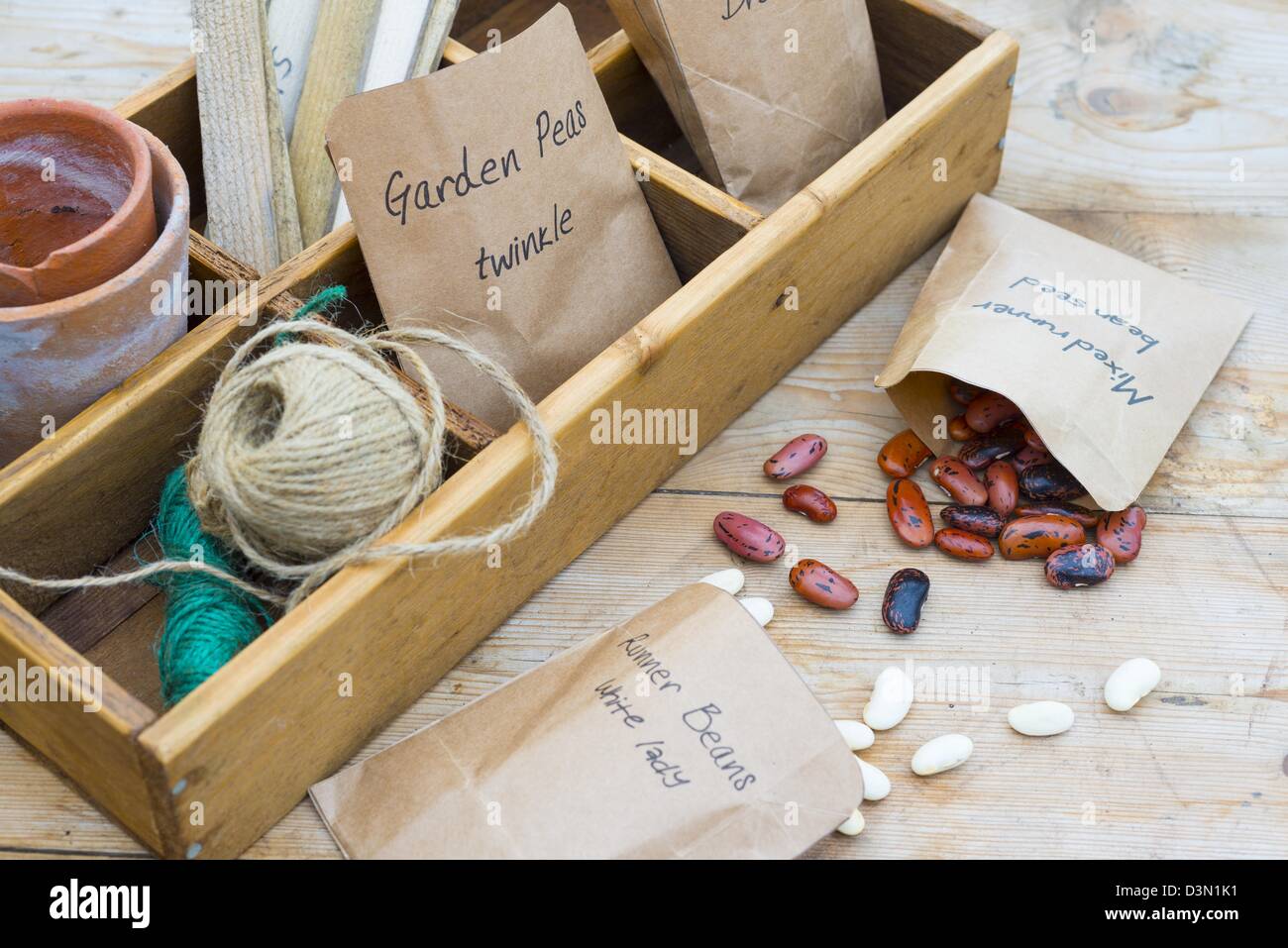 Blumenerde Bank Frühling Stillleben mit gespeicherten Samen hausgemachte Pakete und Garten Artikel Stockfoto