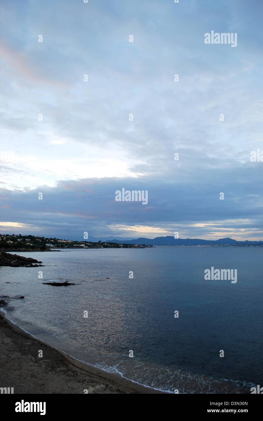Saint-Raphael Landschaft der Küste und der Bucht bei Sonnenuntergang, Südfrankreich Stockfoto