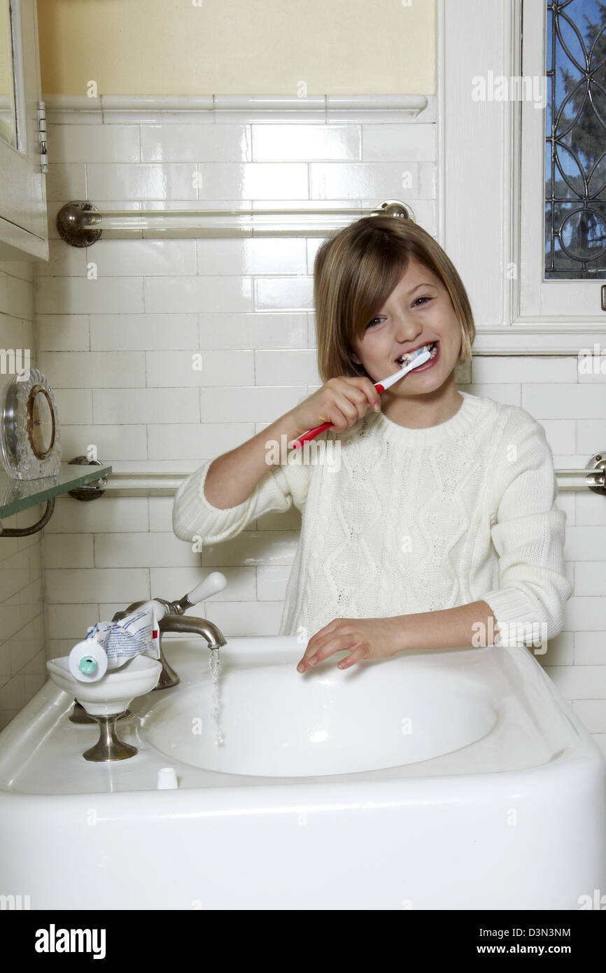 Mädchen, die Zähne zu putzen Stockfoto